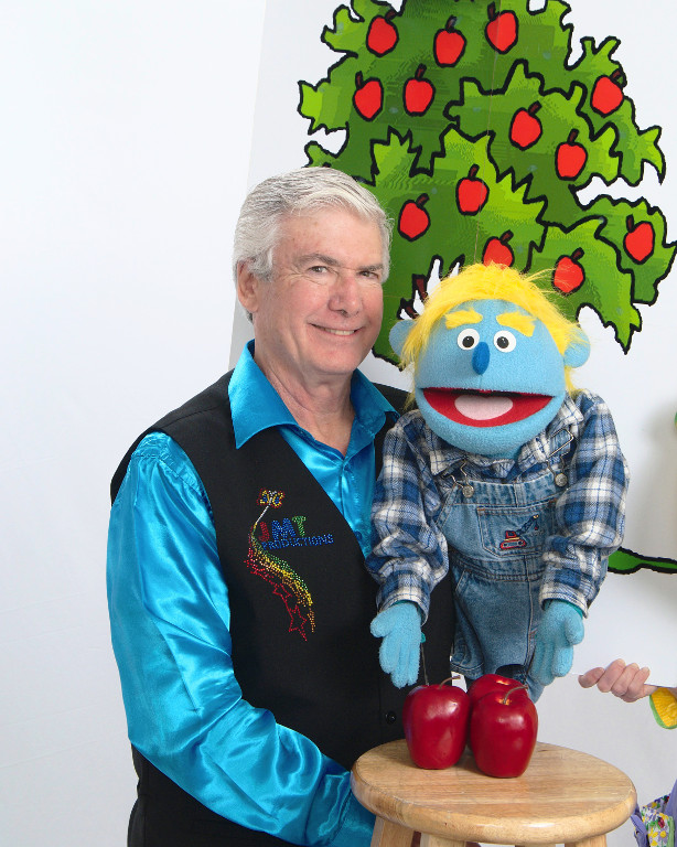 Mr. T, Farmer Bob (puppet), and apples